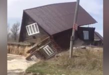 Домовладелец, чей двухэтажный коттедж упал в реку и уплыл, не смог добиться страхового возмещения